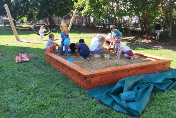 Náhledová fotka k článku: Školní zahrada se rozrostla o nová místa na hraní