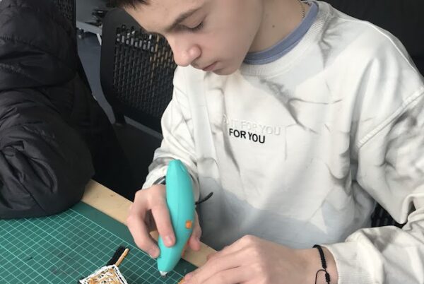 Náhledová fotka k článku: Z lavic do světa designu: 7. A si vyzkoušela, jak vzniká produkt
