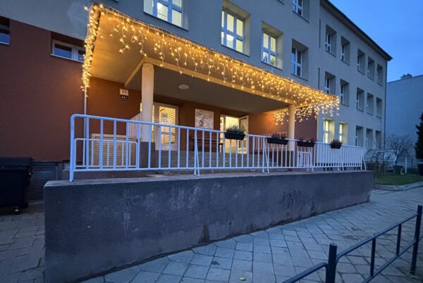Náhledová fotka k článku: 🎄✨ Vánoční atmosféra dorazila i před naši školu! ✨🎄