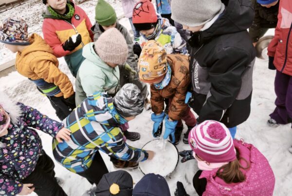 Náhledová fotka k článku: Experimentujeme – zmrzlina ve sněhu!