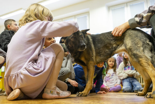 Náhledová fotka k článku: Družinu navštívil asistenční pejsek
